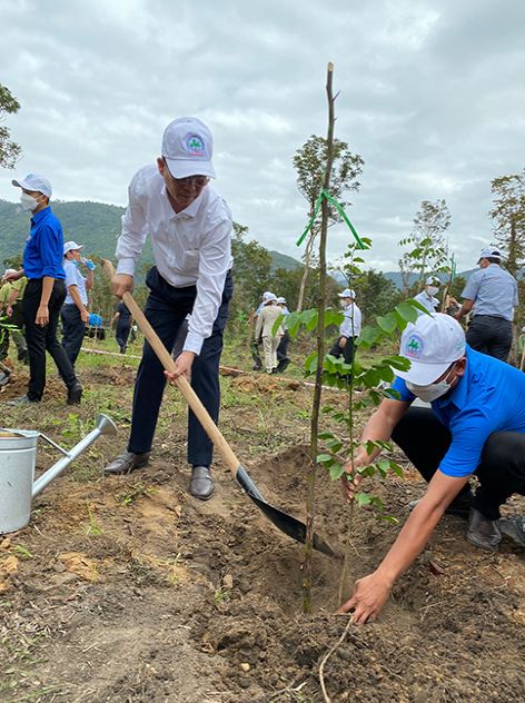 Chủ tịch UBND tỉnh Nguyễn Tấn Tuân trồng cây xanh